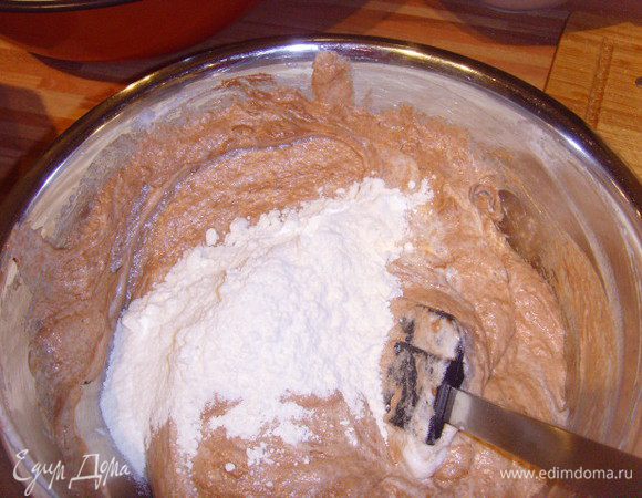 добавить муку,