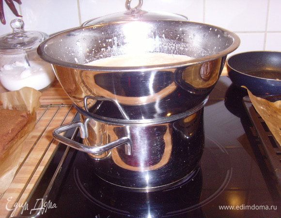 довести крем на водяной бане до состояния лёгкого загустения. Не кипятить. Снять с бани.