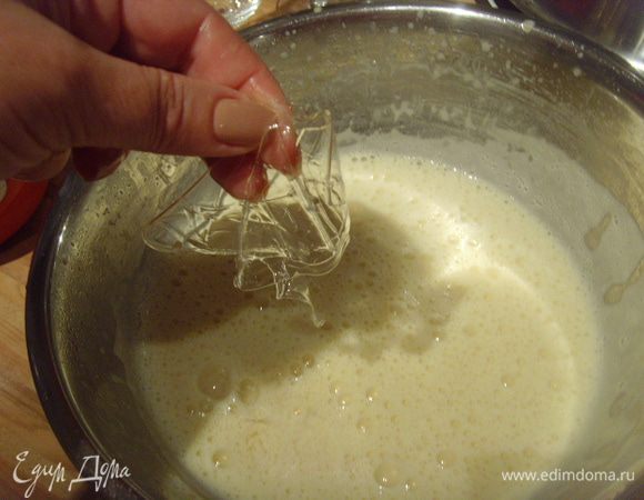 Добавить хорошо отжатый желатин, полностью растворить его в креме.