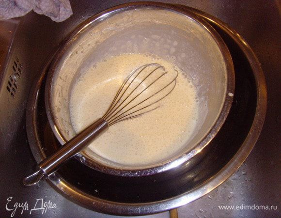 Ёмкость с кремом поместить для быстрого остывания в ледяную воду.
Как только крем начнёт загустевать, добавить круто взбитые сливки и отправвить его на 30 мин. на холод.