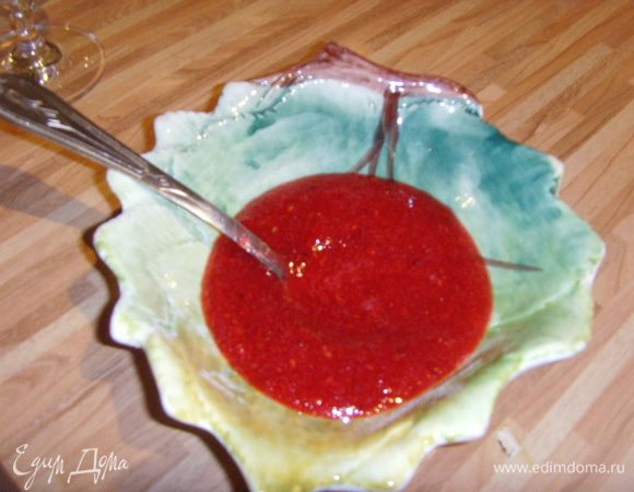 Для ягодного мусса подойдут любые ягоды, можно размороженые, которые рекомендую протереть через сито, чтобы избавится от назойливых косточек, которые есть у малины или смородины. Хотя многим они не мешают наслаждаться вкусом дессерта. Я использовала собственую летнюю заготовку состоящюю из малины, красной смородины и крыжовника перетёртых с сахаром.