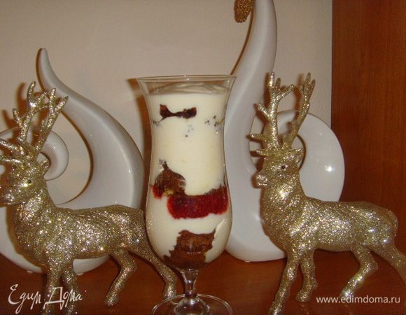 Бисквит пропитать ромом смешанным с сахарной пудрой и 6 ст. л. воды. Трифле собрать послойно, начиная с пропитанного бисквита, который произвольно поломаить кусочками, чередуя кремом и ягодным муссом. Количество слоёв зависит от высоты бокала, но их должно быть не менее 2. Дессерт поставить на холод, там он может без проблем находиться до подачи его на стол. Приятного аппетита!