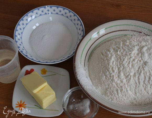 Начнем с приготовления теста. Нам потребуется вот такой набор ингредиентов. Это тесто можно использовать и при приготовлении других похожих пирогов-плетенок, с всевозможными начинками. Очень хороший вариант для людей, страдающих аллергией на яйца! )) К тому же, слив. масло в данном случае тоже можно заменить на....растительное! Проверено!!! В таком случае, вы получаете еще более постный вариант теста.