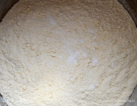 Как обычно пользуемся достижениями кулинарной техники! )) Закладываем все ингредиенты (муку, сахар, масло, ванилин) в кухонный комбайн и рубим, мельчим в крошку. 