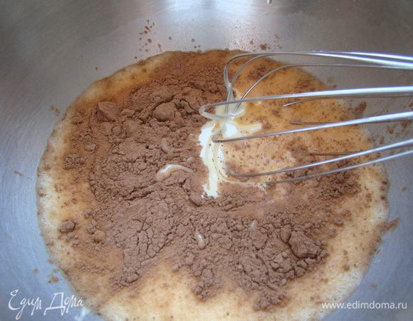 Все продукты для крема, кроме масла, смешать