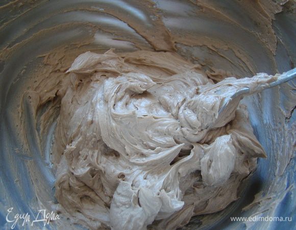 Масло размять, взбить, добавляя порциями яичный крем