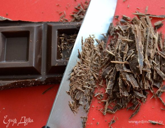 Вручную рубим ножом шоколад в стружку.