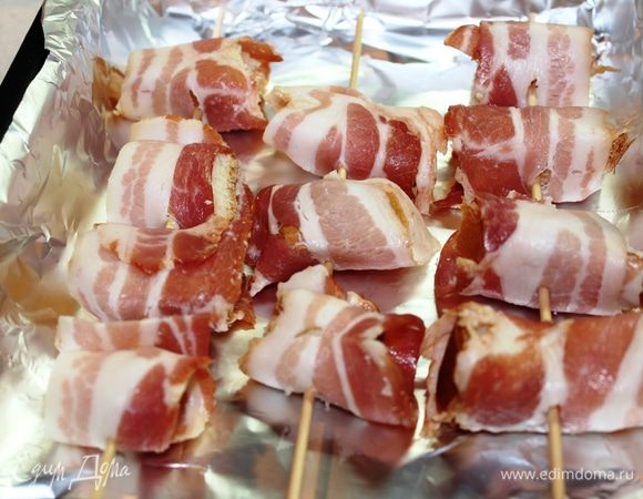 Разогреть духовой шкаф до температуры 220 градусов...застелить форму фольгой и расположить на нее шпажки