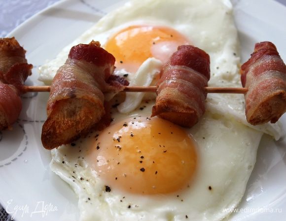 Выложить гренки на глазунью...подавать в горячем виде. Завтрак от любимого готов. Все очень просто, быстро, вкусно и душевно))) А еще очень-очень приятно)))