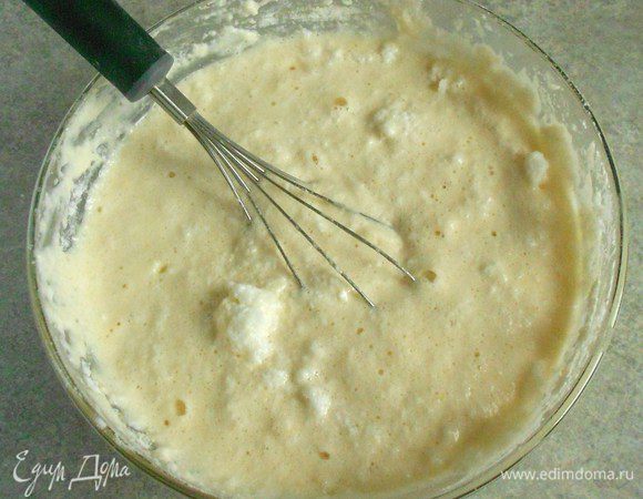  Желтки растереть с сахаром и маслом, добавить муку с разрыхлителем, лимонную цедру, осторожно ввести  взбитые белки.Тесто выложить в застланную пергаментом разъёмную форму и выпекать при t 175 *С около 40 мин.    