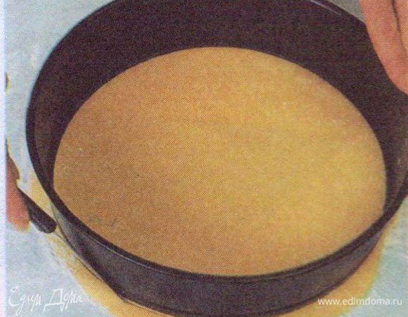 С помощью бортика разъёмной формы вырезать из марципановой массы круг по размеру торта.