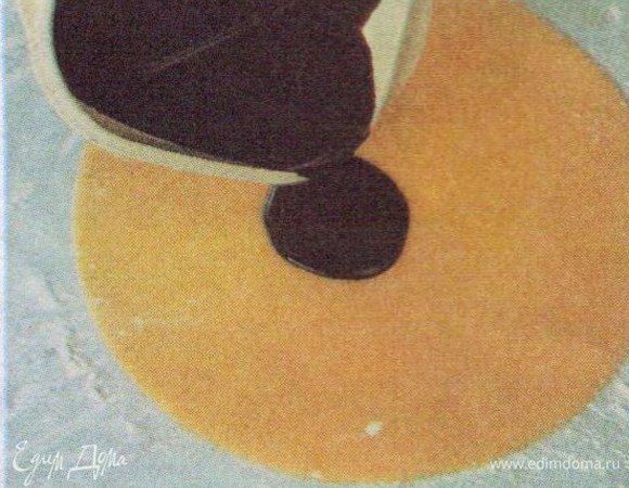 Растопленную на водяной бане шоколадную глазурь (если шоколад, то с 50 г сливочного масла) вылить на марципановый круг