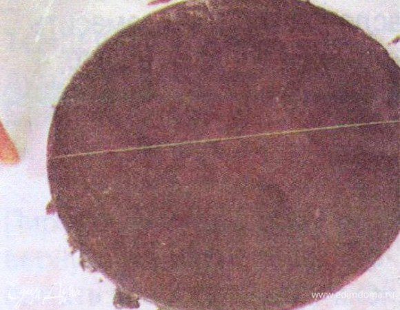 С помощью сильно натянутой нитки разметить на ещё мягкой глазури 16 сегментов. Когда застынет, разрезать по этим линиям. Я уложила на торт все 16 сегментов, но мне 2  были лишними.))) Поэтому смотрите сами- 16 или 14.