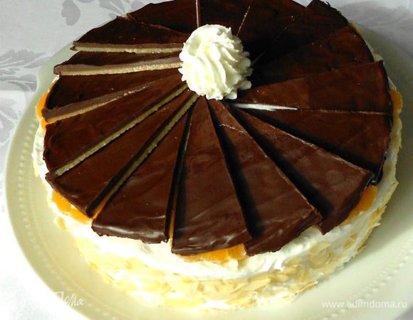 Сверху по периметру торта выложить кружочки очищенных мандаринов. Уложить сегменты на торт немного внахлёст, слегка вдавив в сливки. Можно под каждую пластину выдавить ещё сливок из корнетика для закрепления. Поскольку крем с апельсином получается желтоватого цвета, то я и с боков поверх него нанесла сливки. Хотелось контраста. Бока торта обсыпать миндальными лепестками. Дайте ему пропитаться в течении 8 часов. Приятного чаепития!