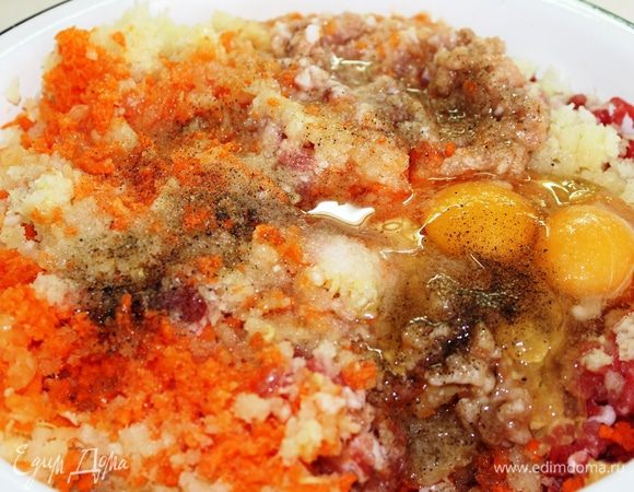 Предварительно отварить до полуготовности рис (в большом количестве воды минут 8 после закипания) и затем промыть его холодной водой. Приготовить фарш: измельчить с помощью мясорубки почти все ингредиенты: мясо, лук, морковь, капусту. Добавить рис, яйцо, масло, соль, сахар, перец... (я приготовила фарша в два раза больше, чем указано в ингредиентах)