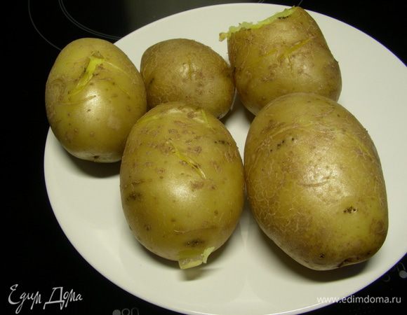 Картофель отвариваем в мундире. Даем остыть.
