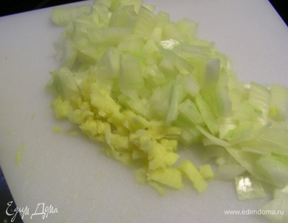 Лук и имбирь мелко режем.
