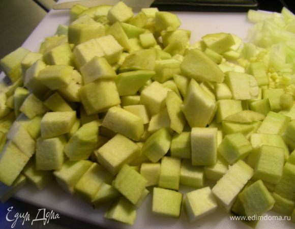 Баклажаны режем кубиками 3-5 см (я их очистила от кожуры).
