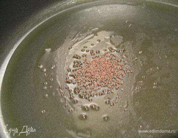 В сковороде разогреваем растительное масло. Добавляем семена горчицы, и, когда они начнут трещать, добавляем кунжут и фенхель. Обжариваем пару минут, помешивая. 
