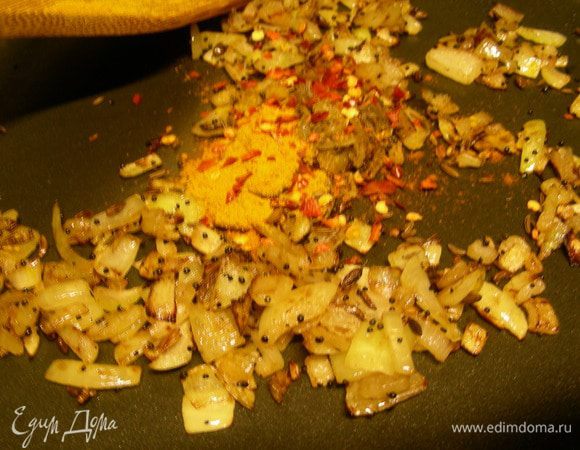 Добавляем остальные специи. Готовим, помешивая, пару минут.
