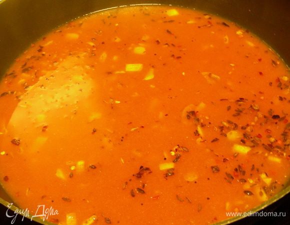 Добавляем томатную пасту. Перемешиваем. Затем вливаем воду.

