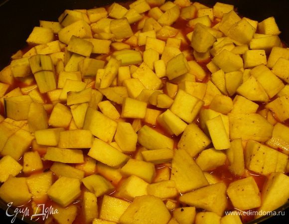 Добавляем баклажаны. Доводим до кипения, уменьшаем огонь до среднего и готовим до мягкости минут 20.
