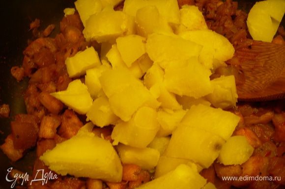 Картофель чистим, режем кубиками и добавляем в карри. Прогреваем все вместе, помешивая, 3-5 минут.