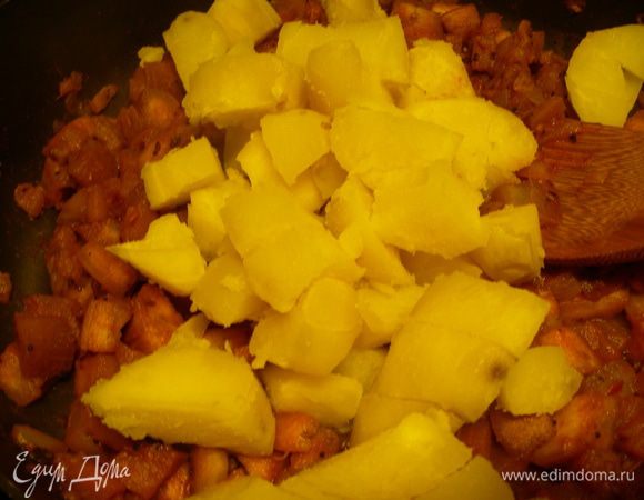 Картофель чистим, режем кубиками и добавляем в карри. Прогреваем все вместе, помешивая, 3-5 минут. 
