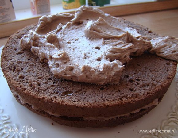 Смазать кремом коржи. В оригинальном рецепте этого не было, но второй корж я пропитала алкоголем и немного лимонного мармелада + крем