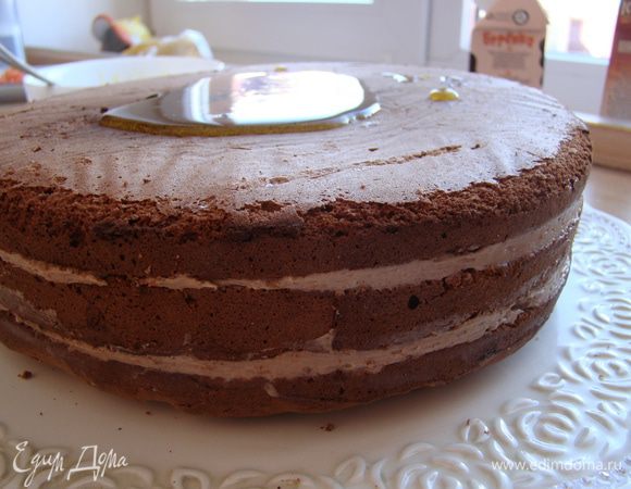 Верхний корж смазать мармеладом; 2-3 ч закреплять торт в холодильнике