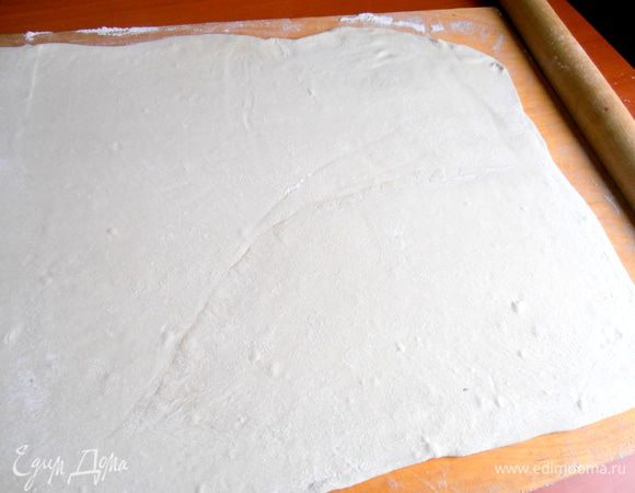 Тесто размораживаем заранее,раскатываем в один большой прямоугольник.