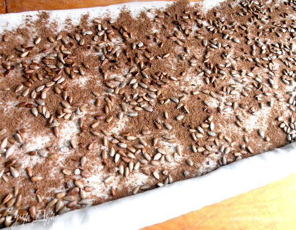 Начинаем плотно сворачивать длинный рулет,стараясь это делать равномерно по всей длине.