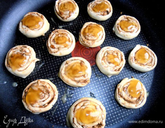 Подсластим сладкоежкам капелькой мёда (при помощи двух ложечек,если мёд густой!).