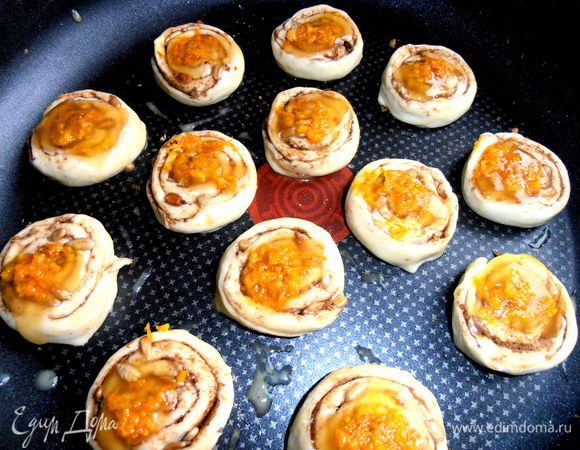 На мёд наклеиваем по щепотке свеженатёртой цедры для настроения и аромата!