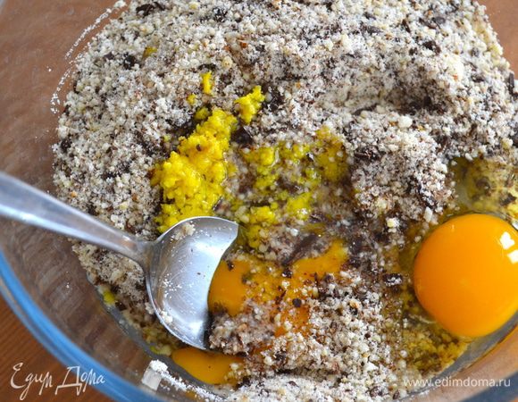 В конце добавляем к начинке яйца. Как следует перемешиваем. Смесь получается довольно-таки густой.