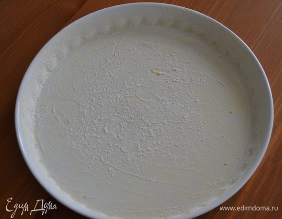 Включаем духовку на 160 С. Широкую неглубокую форму (типа тех, что используются для таких плетеных пирогов) смазываем слив. маслом и присыпаем мукой. 