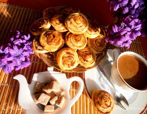 Поэтому утром пересняла оставшуюся тарелочку при солнышке,которое заглянуло ко мне на кофеёк!