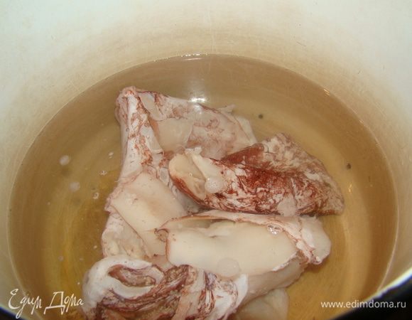 Чтобы легко очистить кальмары, необходимо залить их крутым кипятком, и сразу же отправить в ледяную воду. От перепада температур шкурка практически сама слезет, вам нужно лишь немного помочь