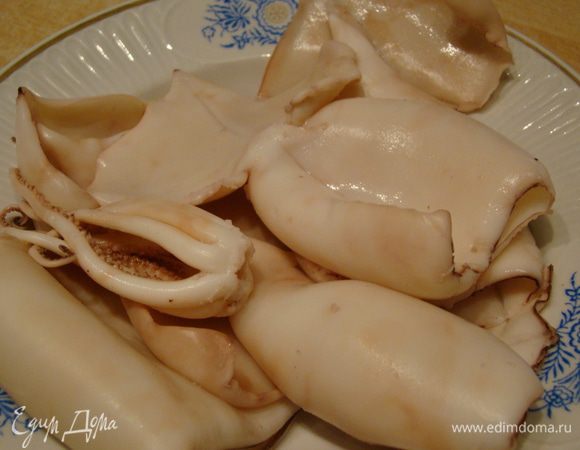 Кальмары вымыть, вынять жесткую хитиновую пластинку, обсушить, слегка подсолить