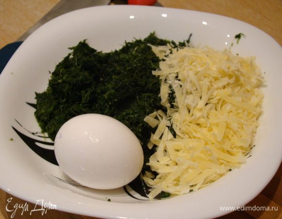 Шпинат и морепродукты разморозить, отжать лишнюю жидкость, сыр натереть, морепродукты измельчить ножом