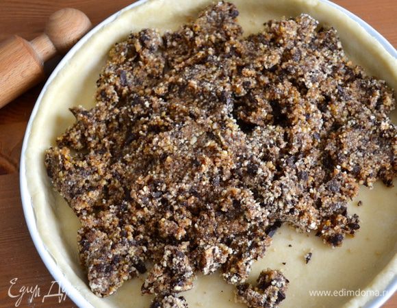 Выкладываем начинку на тесто.