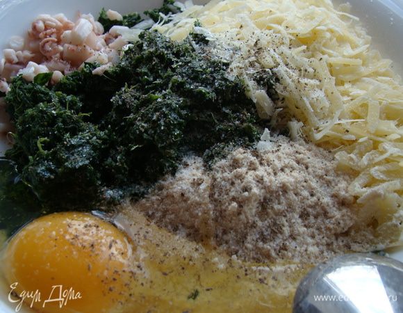 Смешать все компоненты начинки (яйцо, сухари, шпинат, сыр, морепродукты), приправить специями