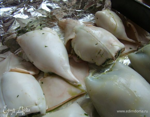 Начинить кальмары, можно прихватить ниткой, если у Вас (как и у меня) кальмары были не совсем целенькими)) Выложите на противень, застеленный фольгой, накройте кальмары