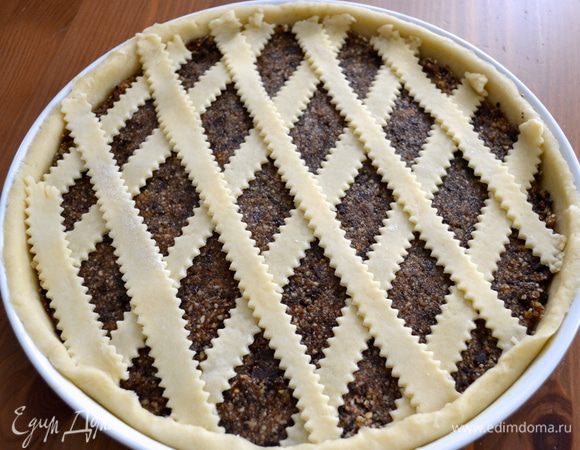 Для тех, кто еще не делал подобный пирог-плетенку - нарезанные из теста полоски укладываем сверху начинки на одинаковом расстоянии друг от друга в одном направлении. Затем под углом укладываем верхний слой из полосок поверх первого. Наподобие плетенки... Бортик загибаем и украшаем пирог "кантиком".