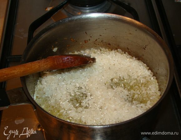 Добавить рис, перемешать, дать ему немного времени пропитаться всеми ароматами