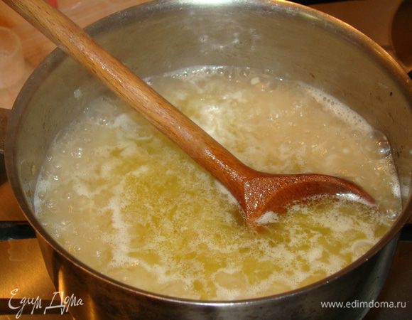 Залить кипятком, варить до готовности риса (он не должен слипаться, но и сырым не должен быть)))