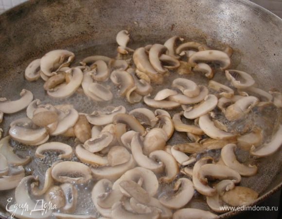 Грибы на резать тонкими пластинами, обжарить на сухой сковороде