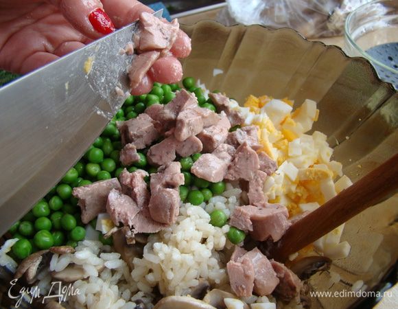 Крупными кусочками нарезать печень, порубить зелень, приправить салат солью и перцем и жидкостью из консервы (верхний жир можно слить). Приятного аппетита!