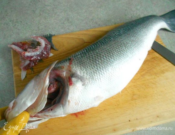 У очищенной от чешуи  рыбы удалить жабры и плавники, кроме хвостового (его можно и нужно фигурно укоротить ножницами), отрезать голову, осторожно вынуть внутренности и промыть. Будьте осторожны при потрошении и не повредите желчный пузырь!