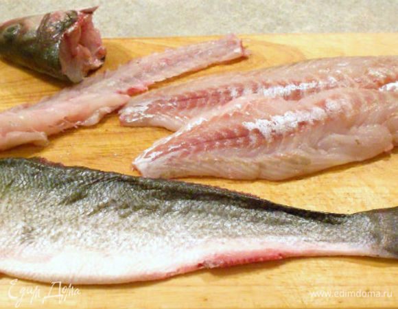 Рыбную мякоть отделить от позвоночника, удалить крупные кости, 